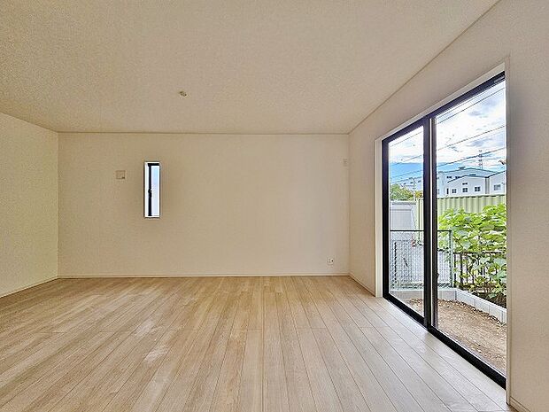 お庭に面した掃き出し窓でリビングへの陽あたり良好。