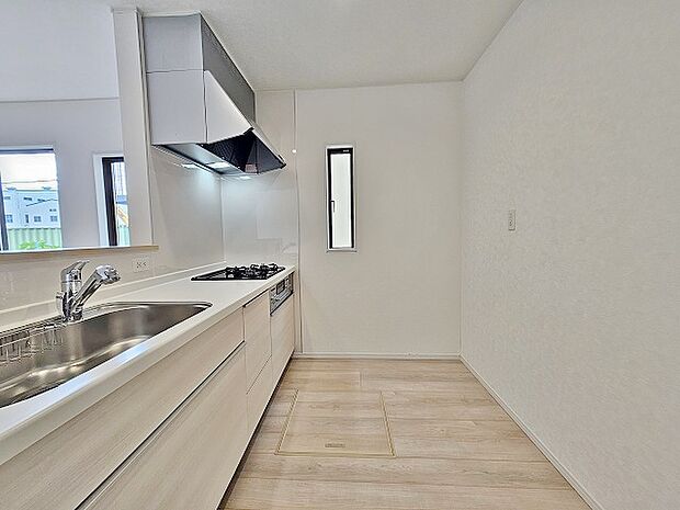 通風&採光にも考慮した小窓付きキッチンスペース