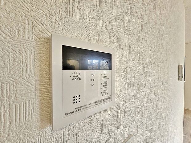 お風呂場と台所に操作リモコンがあり、キッチン近くにある給湯リモコンは、ボタン一つで簡単に沸かせ便利♪