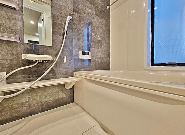 「一日の疲れを落とす場所は一番落ち着く場所」。高級感溢れるバスタブが心地よさをもたらします。