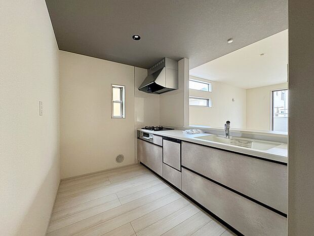 通風＆採光にも考慮した小窓付きキッチンスペース