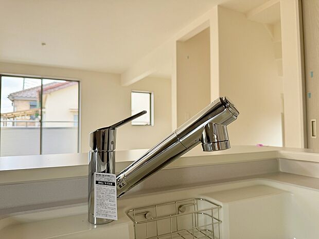 見た目にもスマートな浄水器一体型。水栓は、引出し式のシャワーヘッドなのでシンクの隅々までお掃除できます♪
