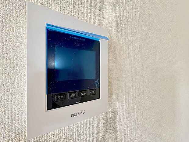 TVインターホン。来訪者を確認でき、防犯性、利便性が高く必須設備となっています。