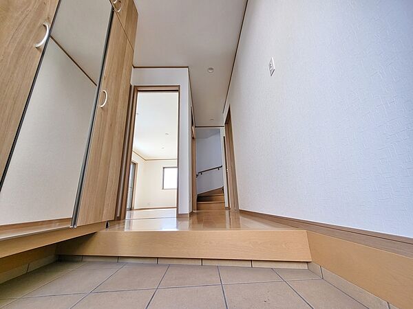 住まいの第一印象を決める玄関スペース、明るさと木の温もりを感じる色合いの下足入れで雰囲気を良い空間に出来ました。