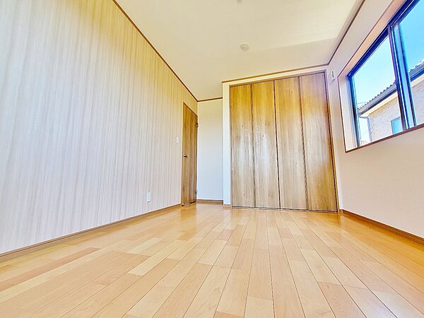 一日中明るいお部屋、バルコニーへも出れるお部屋。主寝室にも合います。