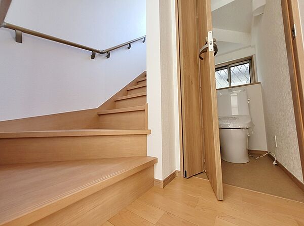 階段下をうまく活用し、扉も折れ扉にして安全な設計が実現しました。トイレ自体も落ち着く場でウォッシュレット付きです。