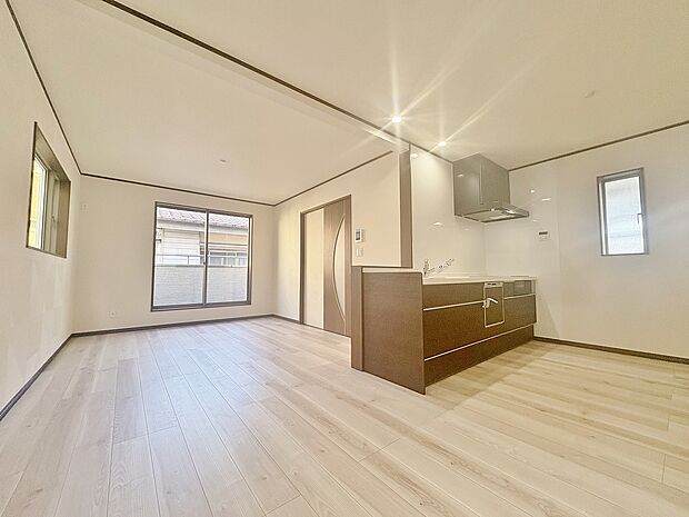 キッチンからのリビング