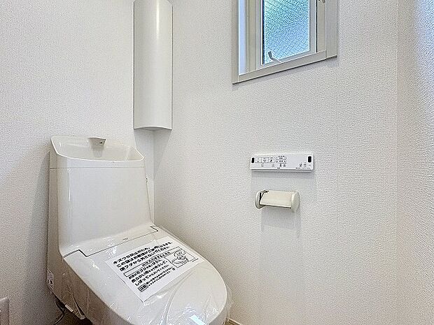 多機能トイレ、壁付けのパネルになりますので、操作もとってもしやすいです。