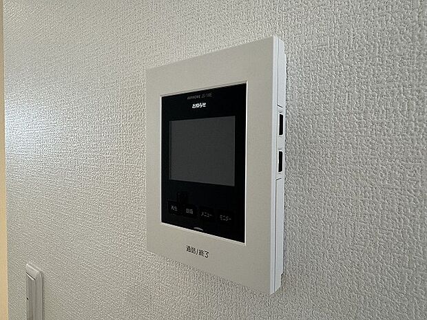 TVインターホン。来訪者を確認でき、防犯性、利便性が高く必須設備となっています。