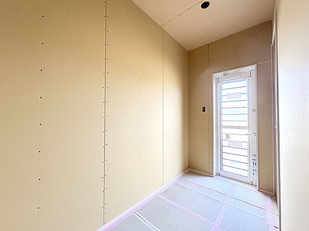 ゴミ出しはもちろん、通風&採光にも考慮した勝手口が付いた食材をストックするのに便利なパントリー(2025年11月上旬撮影)