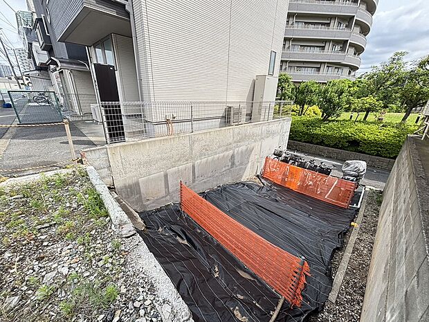 南西側15m公道に面し、北東側は通路につき2方向道路感覚で通風良好&開放感有。