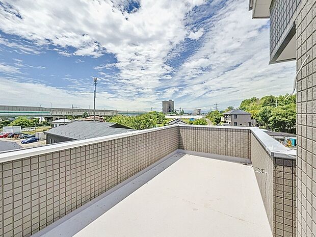 屋上バルコニーが設計されており空の下のもうひとつのリビングとして家族みんなの憩いの場となります♪