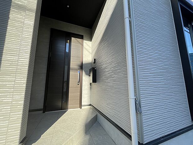 閑静で落ち着いた環境にマッチしたオシャレな外観の邸宅です。