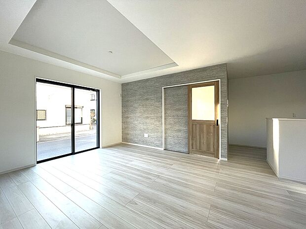 大きな窓からたっぷりと自然光を取り込む、明るく清潔感あふれるリビング。家具配置しやすいシンプルな空間で、理想の暮らしを実現。