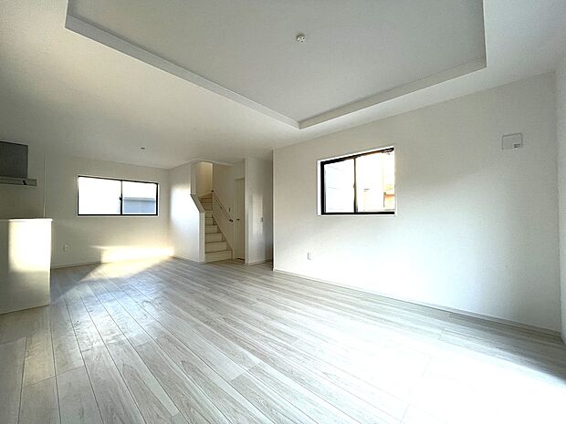 大きな窓からたっぷりと自然光を取り込む、明るく清潔感あふれるリビング。家具配置しやすいシンプルな空間で、理想の暮らしを実現。