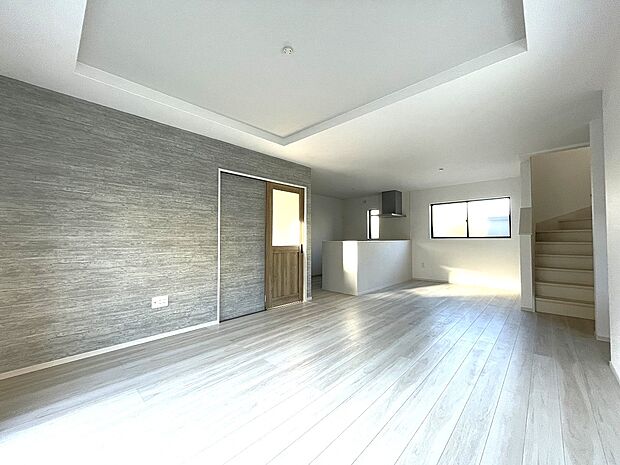 大きな窓からたっぷりと自然光を取り込む、明るく清潔感あふれるリビング。家具配置しやすいシンプルな空間で、理想の暮らしを実現。