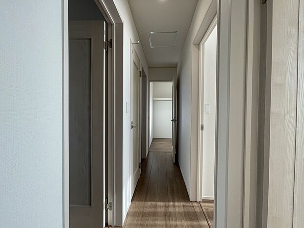 都会の喧騒を離れ、緑豊かな川口市安行小山で穏やかな暮らしを。車の通りも少ない閑静な住宅街なので、窓を開ければ心地よい風と静けさが広がります。落ち着いた環境で、家族との時間を大切にしたいあなたへ。