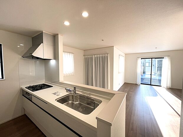 料理をしながらでも家族の笑顔が見える対面キッチン。リビングからの陽光が手元まで届き、明るい空間で楽しく家事ができます。「今日の出来事」を話しながら、家族とのコミュニケーションが自然と深まる住まいです。