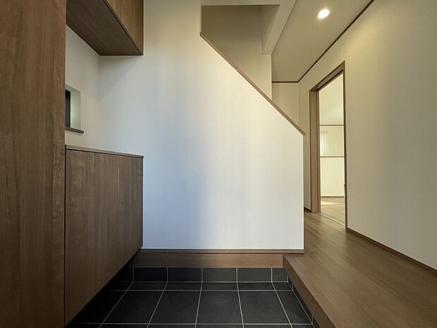 都会の喧騒を離れ、緑豊かな川口市安行小山で穏やかな暮らしを。車の通りも少ない閑静な住宅街なので、窓を開ければ心地よい風と静けさが広がります。落ち着いた環境で、家族との時間を大切にしたいあなたへ。