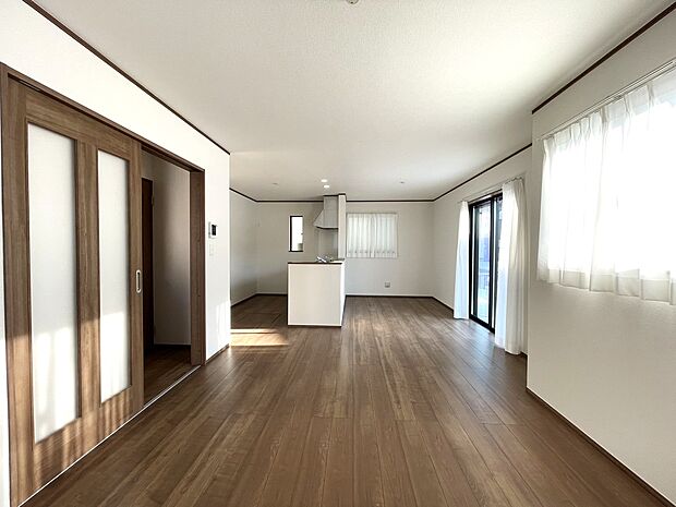 料理をしながらでも家族の笑顔が見える対面キッチン。リビングからの陽光が手元まで届き、明るい空間で楽しく家事ができます。「今日の出来事」を話しながら、家族とのコミュニケーションが自然と深まる住まいです。