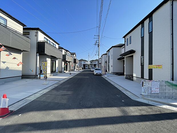 スーパー「マルエツ」まで徒歩5分!毎日のお買い物がとても便利な立地です。小学校も徒歩10分圏内なので、お子様の通学も安心。子育て世代に嬉しい、暮らしやすさが詰まった住環境が魅力です。