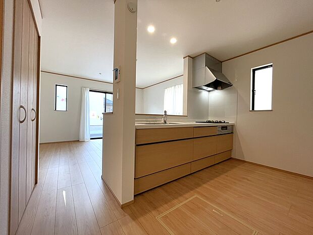 料理をしながらでも家族の笑顔が見える対面キッチン。リビングからの陽光が手元まで届き、明るい空間で楽しく家事ができます。「今日の出来事」を話しながら、家族とのコミュニケーションが自然と深まる住まいです。