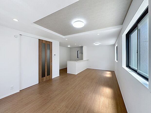 高い天井と窓の配置が生む開放感。自然光と風が心地よく、家族みんなが快適に過ごせます。