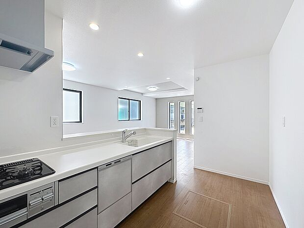 食器洗乾燥機付きで家事の時短をサポート。 忙しい毎日の中で家族との時間を増やしてくれる、便利な設備です。