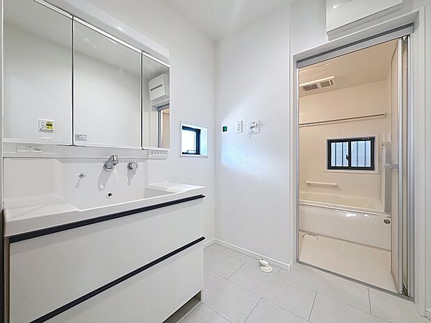 ワイドな洗面台は三面鏡と収納付き