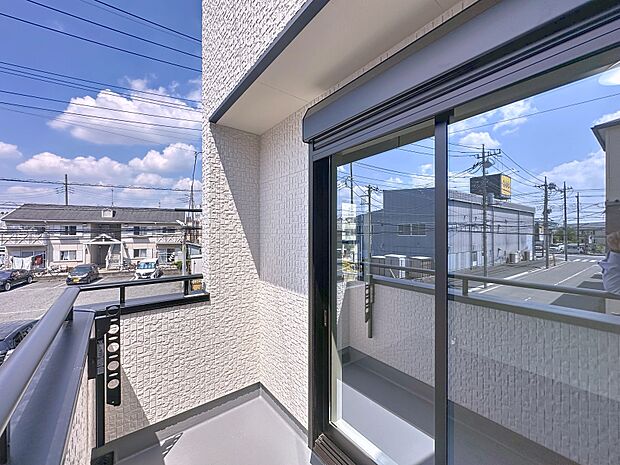 陽光あふれるバルコニーは洗濯物がよく乾きます。