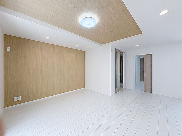 家族が自然と集まる開放的なリビング。大きな窓から光が差し込み、どの時間も明るく居心地のよい空間です。