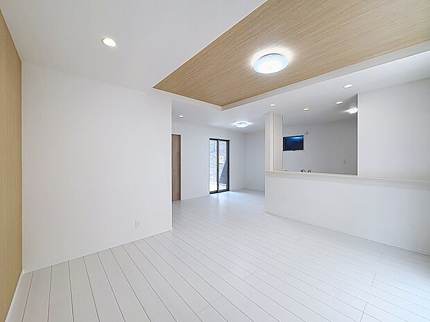 高い天井と窓の配置が生む開放感。自然光と風が心地よく、家族みんなが快適に過ごせます。