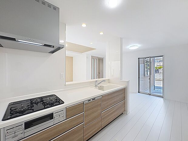 食器洗乾燥機付きで家事の時短をサポート。 忙しい毎日の中で家族との時間を増やしてくれる、便利な設備です。