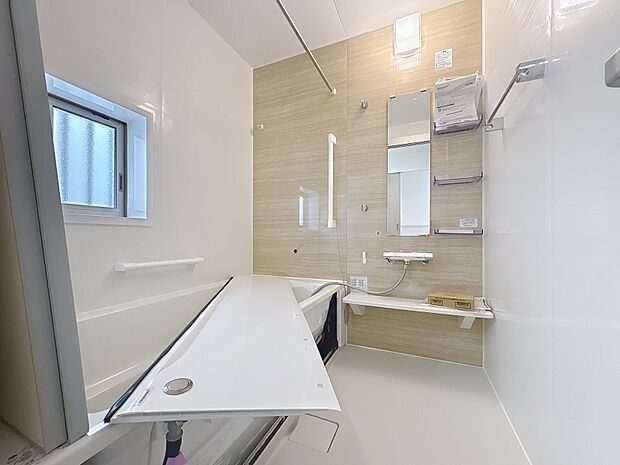 ゆったりとした浴室は落ち着いた色合いで統一。リラックスできるバスタイムをお楽しみいただけます。