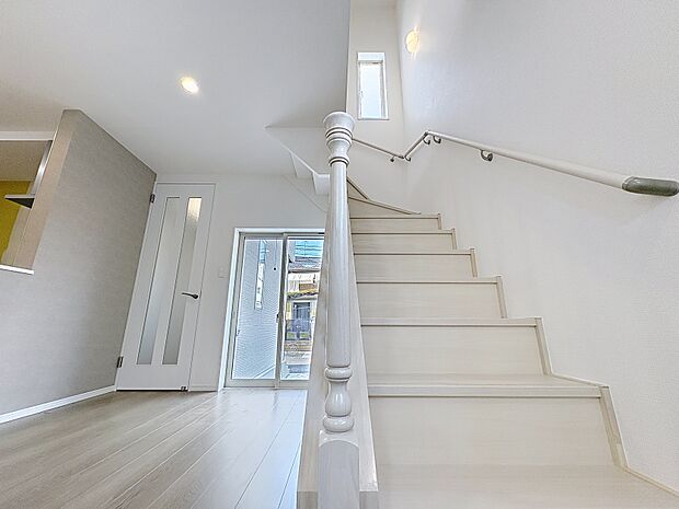 階段には手すりがついて安心。