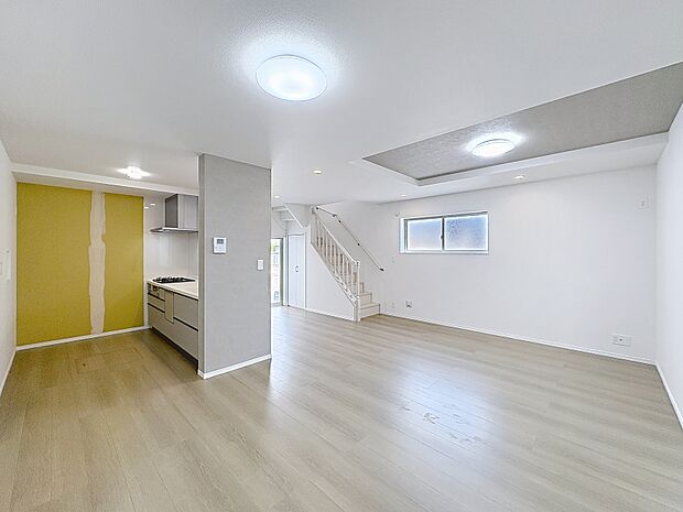 家族が自然と集まる開放的なリビング。大きな窓から光が差し込み、どの時間も明るく居心地のよい空間です。