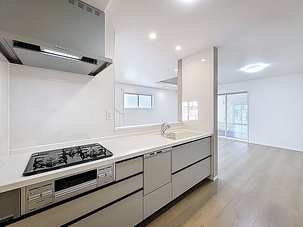 食器洗乾燥機付きで家事の時短をサポート。 忙しい毎日の中で家族との時間を増やしてくれる、便利な設備です。