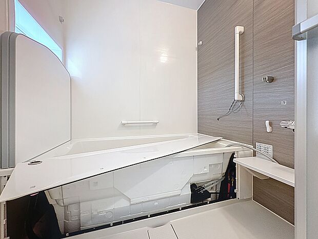 ゆったりとした浴室は落ち着いた色合いで統一。リラックスできるバスタイムをお楽しみいただけます。