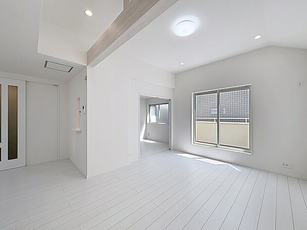 施工例:家族が自然と集まる開放的なリビング。大きな窓から光が差し込み、どの時間も明るく居心地のよい空間です。