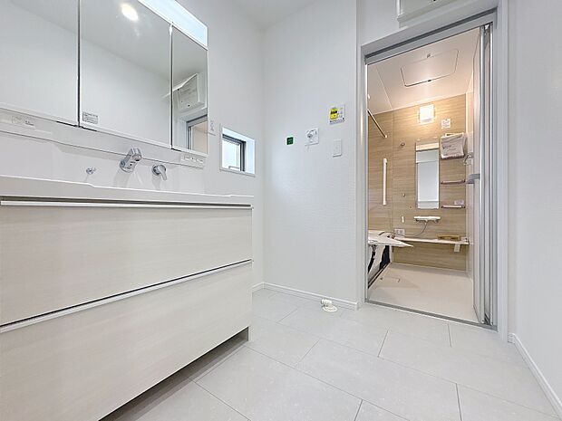 施工例:ワイドな洗面台は三面鏡と収納付き