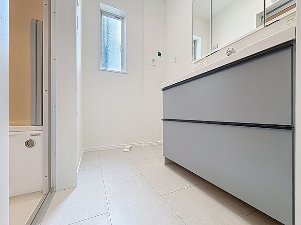 施工例:洗面台は三面鏡と収納付き