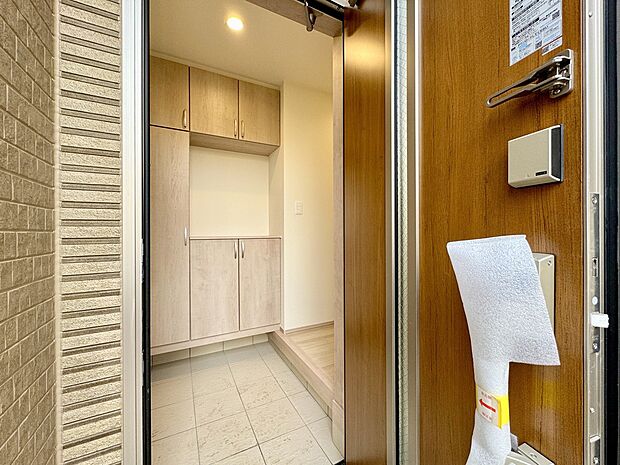 家族全員の靴はもちろん、小物類もたっぷりと収納でき、散らかりがちな玄関をいつでもスッキリと美しく保つことができます。奥へと続く階段が、この先の温かな家族の暮らしへと誘う、機能的な住まいの「顔」です。