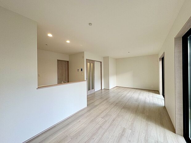 人気の対面キッチンに立てば、家族の笑顔を見ながらお料理ができます。