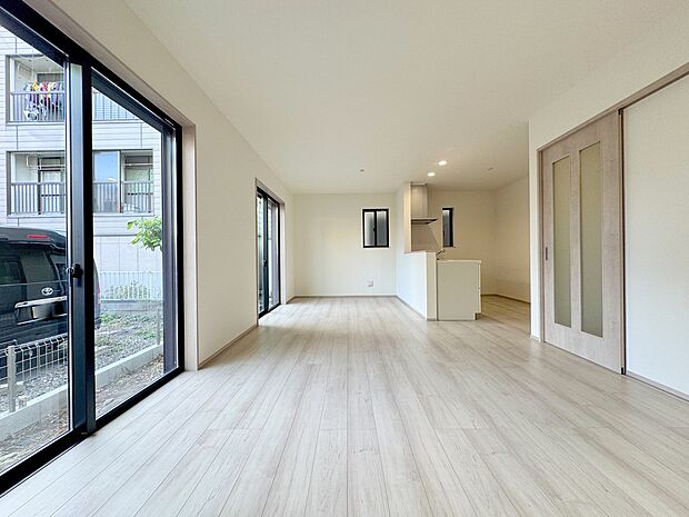 ナチュラルな木目調のフローリングと白で統一された空間は、どんなインテリアも美しく引き立ててくれます。家族が一緒に食事をしたり、寛いだり、笑い声があふれる。そんな温かな住まいの中心となる空間です。