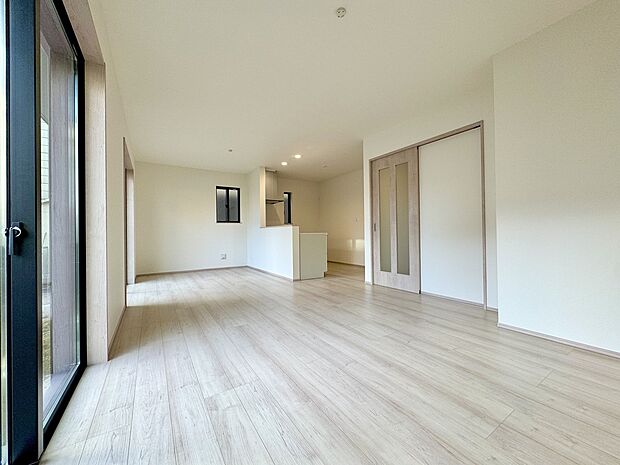 ナチュラルな木目調のフローリングと白で統一された空間は、どんなインテリアも美しく引き立ててくれます。