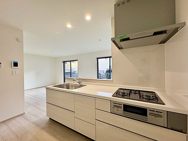 広いワークトップやグリル付き3口コンロを備え、毎日の家事もスムーズに。