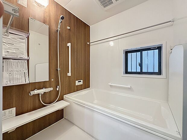 施工例:ゆったりとした浴室は落ち着いた色合いで統一。