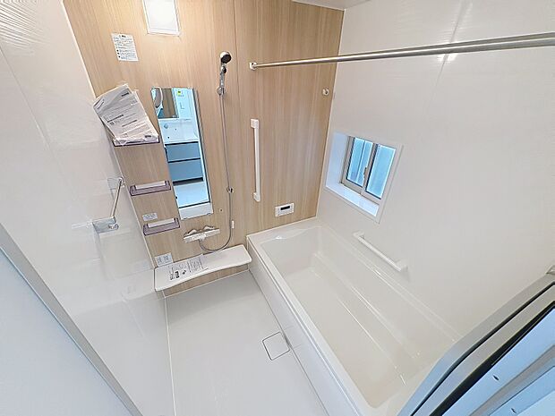 施工例:ゆったりとした浴室は落ち着いた色合いで統一。