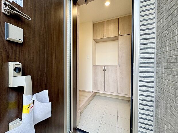 家族全員の靴はもちろん、小物類もたっぷりと収納でき、散らかりがちな玄関をいつでもスッキリと美しく保つことができます。奥へと続く階段が、この先の温かな家族の暮らしへと誘う、機能的な住まいの「顔」です。