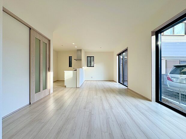 ナチュラルな木目調のフローリングと白で統一された空間は、どんなインテリアも美しく引き立ててくれます。